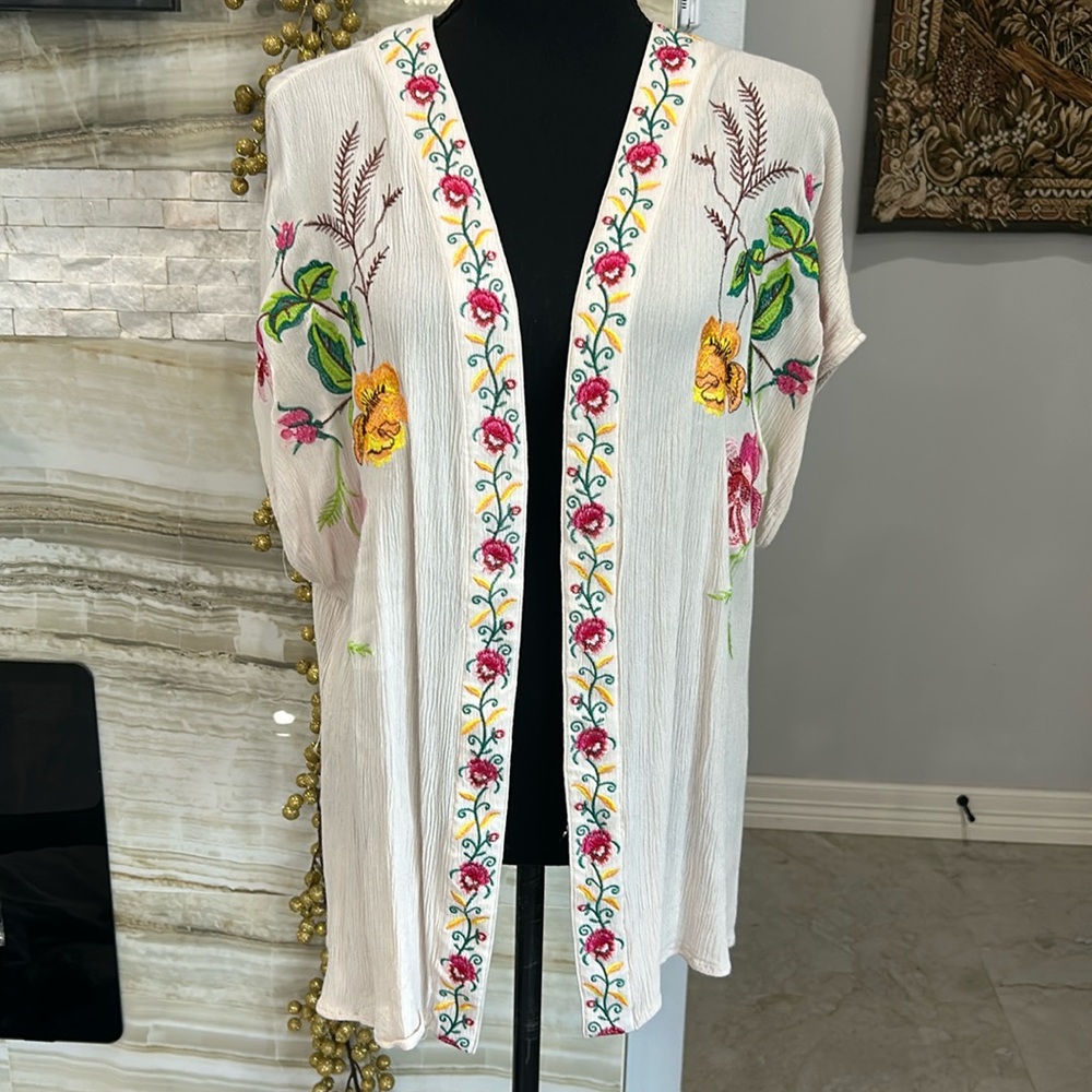 Umgee Women’s Embroidered Kimono Top. Size S